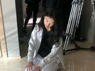 女優ハン・ヒョジュ…ひざまついてハンドパワー!?　…ドラマ「ハピネス」の撮影現場で驚きの特技披露