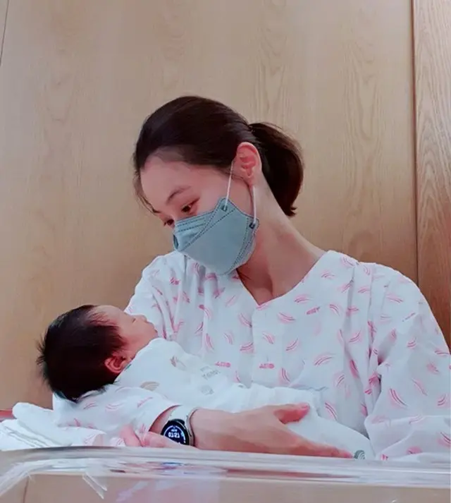 女優ユン・ソイが娘を初公開した。（画像提供:wowkorea）