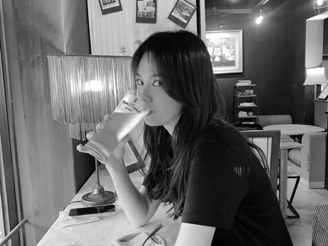 女優ソン・ヘギョはカジュアルな服装でビールを飲んでいる様子（画像提供:wowkorea）