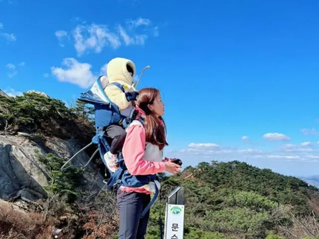 女優のイ・シヨン、体重15kgの4歳息子を背負って登頂成功…「ママは偉大だ」（画像提供:wowkorea）