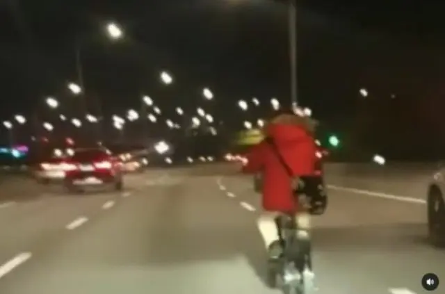自動車専用道路を悠々と走る自転車が物議＝韓国（画像提供:wowkorea）