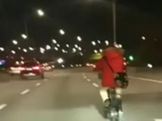 自動車専用道路を悠々と走る自転車が物議＝韓国