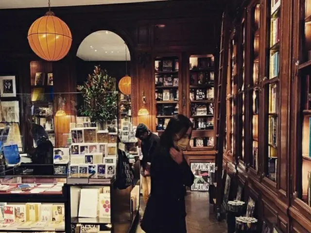 俳優クォン・サンウ＆ソン・テヨン夫妻、米NYの書店で「素朴デート」（画像提供:wowkorea）