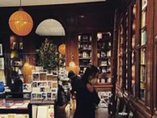 俳優クォン・サンウ＆ソン・テヨン夫妻、米NYの書店で「素朴デート」