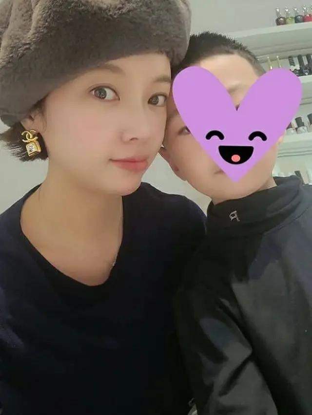 “第2子妊娠中”女優ファン・ジョンウム、息子との2ショット公開に「ママじゃなくて姉みたい」との声（画像提供:wowkorea）