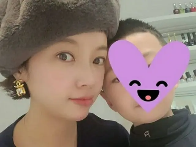“第2子妊娠中”女優ファン・ジョンウム、息子との2ショット公開に「ママじゃなくて姉みたい」との声（画像提供:wowkorea）