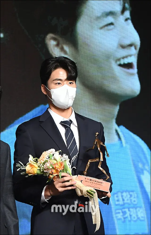 蔚山現代のソル・ヨンウ、ヤングプレーヤー賞受賞「故ユ・サンチョル監督に感謝」＝韓国Kリーグ1授賞式（画像提供:wowkorea）