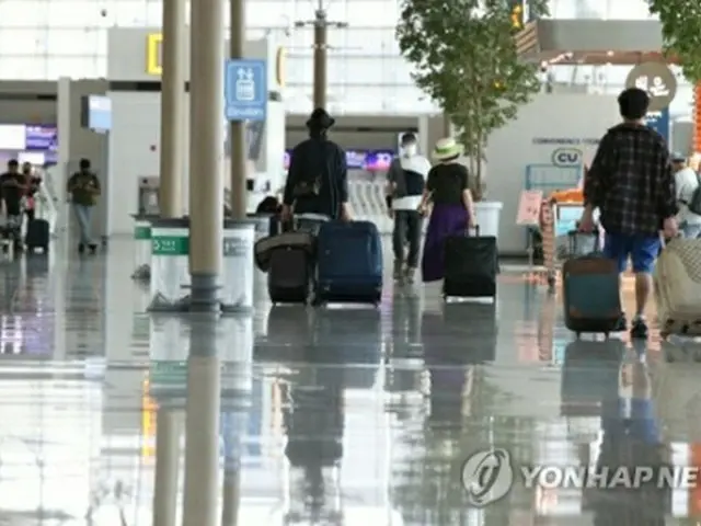 空港で出国手続きに向かう海外旅行客（資料写真）＝（聯合ニュース）