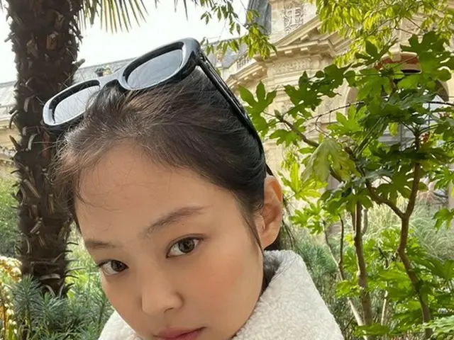 BLACKPINK」のメンバー、ジェニーがスタイリッシュな姿を披露した（画像提供:wowkorea）