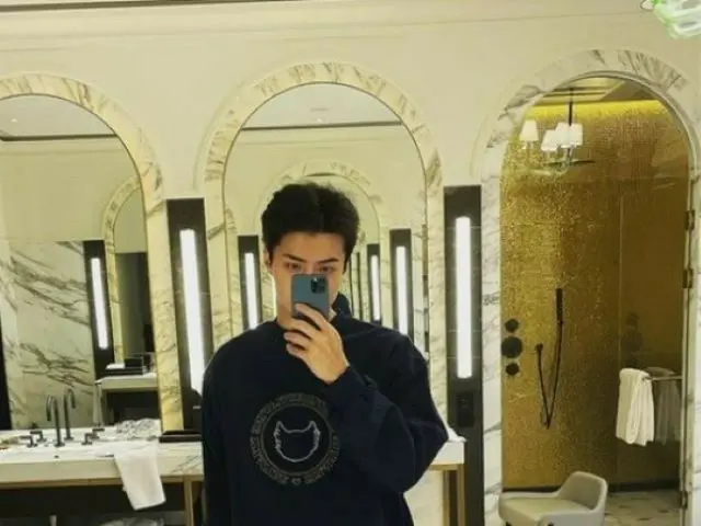 「EXO」SEHUN、キリリとした眉毛までオールブラックなハンサム感満載ショット…人気ドラマ「今、別れの途中です」出演中（画像提供:wowkorea）