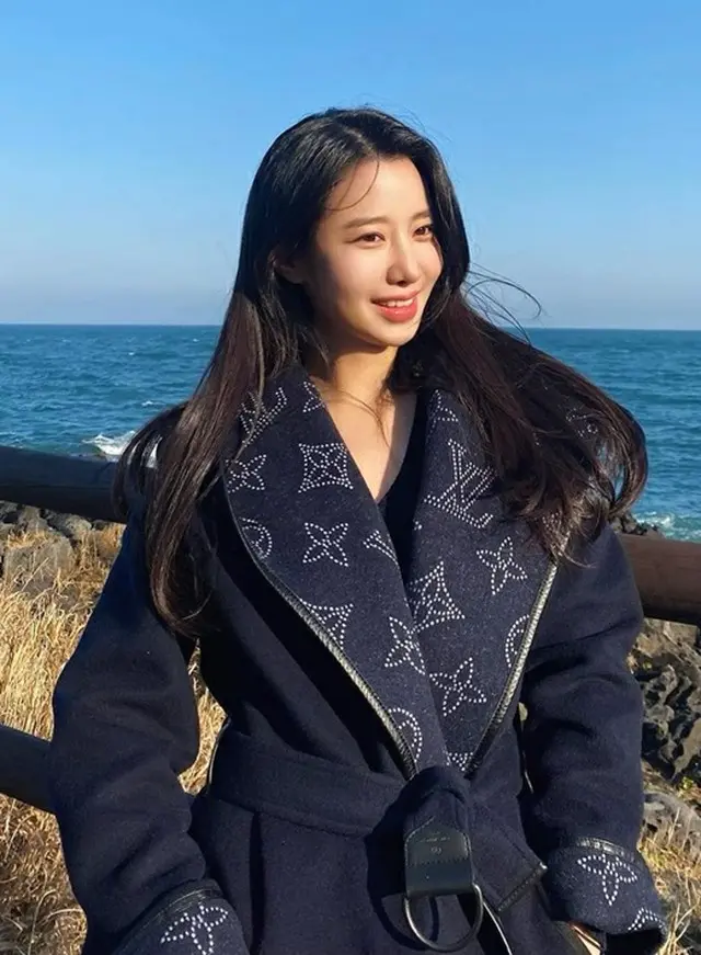 「BERRY GOOD」チョヒョン、ブランドコートを着てラグジュアリーな美貌（画像提供:wowkorea）