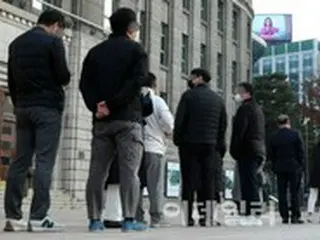 韓国のオミクロン株感染者、飲食店で「マスク姿でレジ」わずか1分の会話で感染か