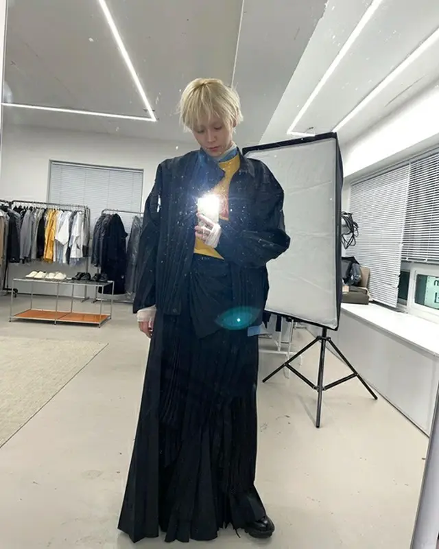 歌手のDAWNが素敵なスカートファッションを披露した。（画像提供:wowkorea）