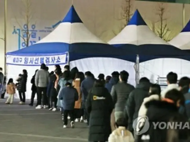 ソウルのオリンピック公園に設置された新型コロナウイルスの臨時検査所で列を作る人々＝８日、ソウル（聯合ニュース）