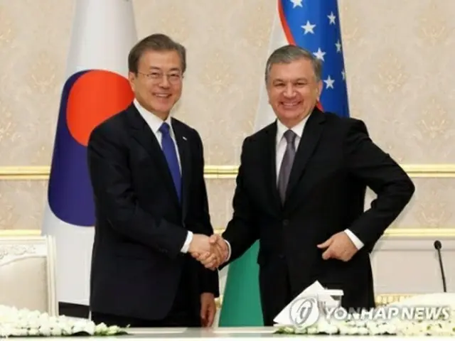１９年４月１９日、ウズベキスタンで首脳会談を行う文大統領（左）とミルジヨエフ大統領＝（聯合ニュース）
