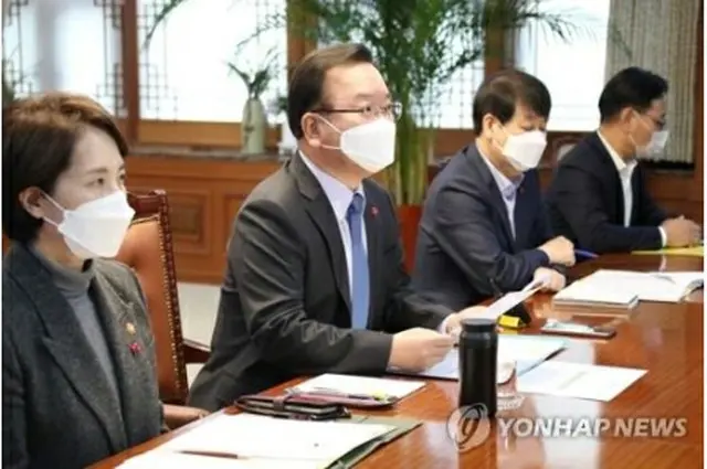 会議で発言する金富謙首相（左から２人目）＝９日、ソウル（聯合ニュース）