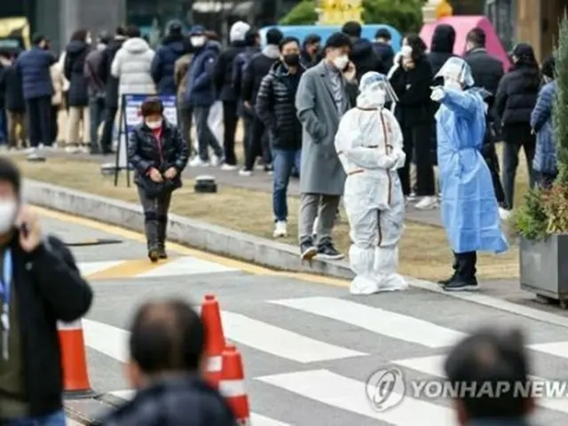 ソウル市内の保健所のそばで新型コロナウイルス検査の順番を待つ人々＝９日、ソウル（聯合ニュース）