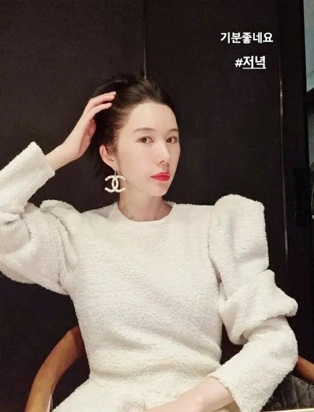 女優シン・ジュアが優雅な雰囲気を醸し出した。（画像提供:wowkorea）