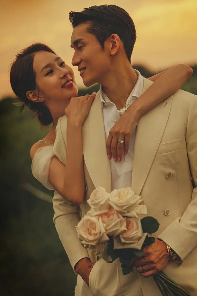 サッカー韓国代表DFイ・ヨン、結婚発表し「映画ポスターのようなウェディング写真」公開（画像提供:wowkorea）
