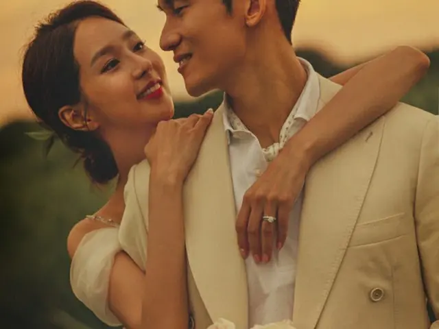 サッカー韓国代表DFイ・ヨン、結婚発表し「映画ポスターのようなウェディング写真」公開（画像提供:wowkorea）