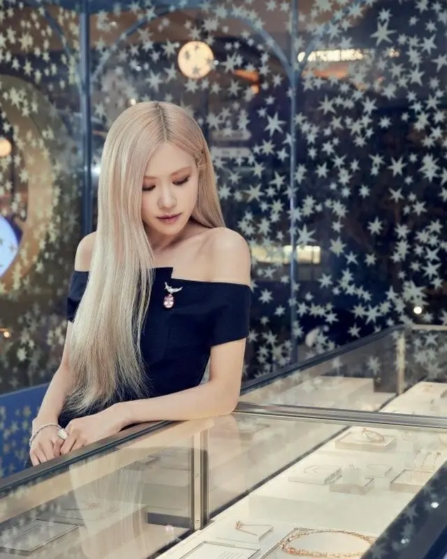 ROSE（BLACKPINK）、ジュエリーを見つめる姿が女神のよう…圧倒的美貌を誇る（画像提供:wowkorea）