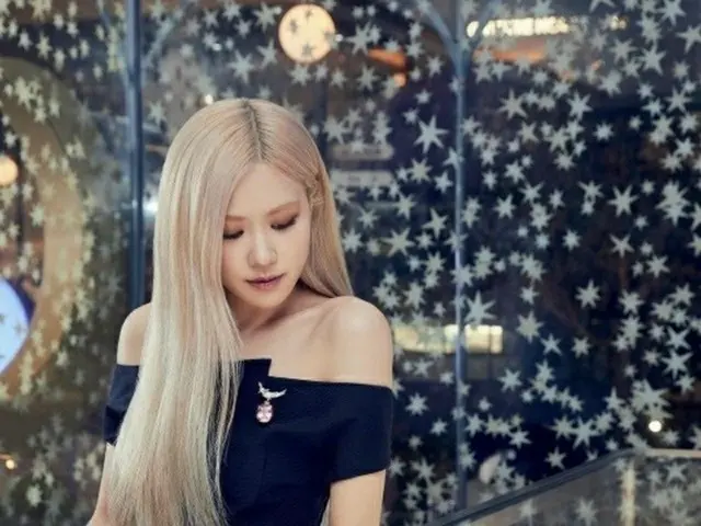 ROSE（BLACKPINK）、ジュエリーを見つめる姿が女神のよう…圧倒的美貌を誇る（画像提供:wowkorea）
