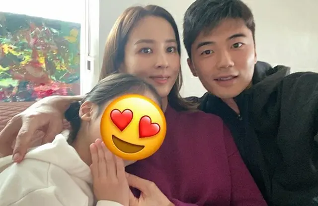 女優ハン・ヘジン、サッカー選手キ・ソンヨン夫婦が家族写真を公開した。（画像提供:wowkorea）