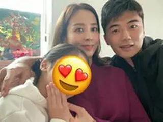 女優ハン・ヘジン＆サッカー選手キ・ソンヨン夫婦、家族写真を公開…大きくなった娘シオンちゃんも