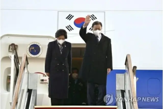 オーストラリアに向けてソウル空港を出発する文大統領夫妻＝１２日、城南（聯合ニュース）