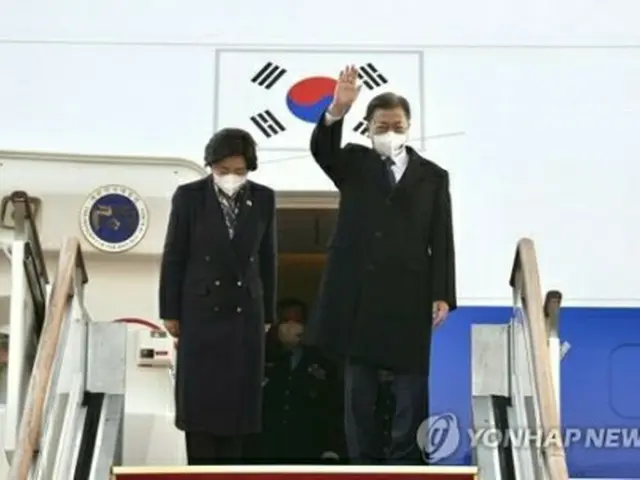 オーストラリアに向けてソウル空港を出発する文大統領夫妻＝１２日、城南（聯合ニュース）
