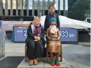 少女像初設置から１０年　彫刻家夫妻「日本の謝罪が望み」