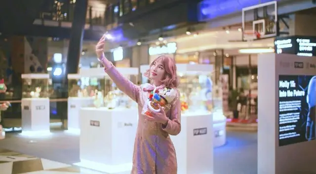 この女性のせいで大騒ぎ？…ショッピングモールに実際に登場したバーチャルヒューマン＝韓国報道（画像提供:wowkorea）