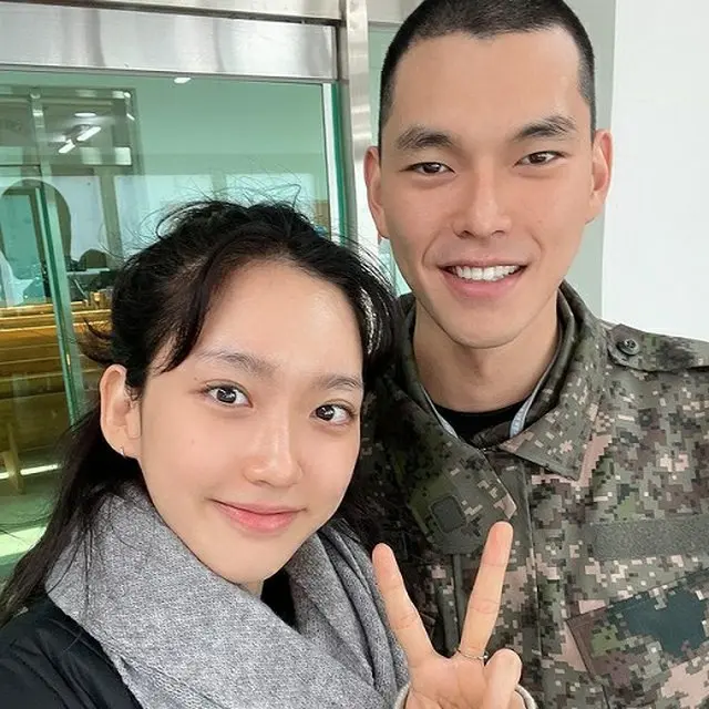 女優ハン・ジヒョン、双子の弟と優しいツーショット（画像提供:wowkorea）