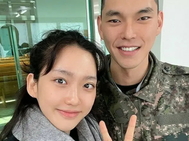 女優ハン・ジヒョン、双子の弟と優しいツーショット（画像提供:wowkorea）