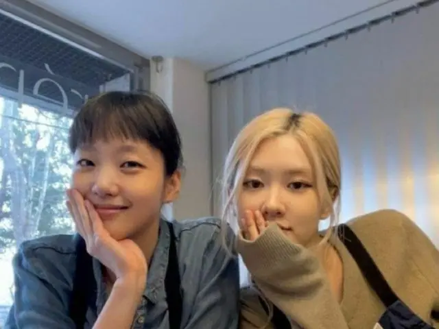 女優キム・ゴウン＆ROSE（BLACKPINK）、スイーツを前にトップスター同士の笑顔まぶしいツーショット（画像提供:wowkorea）