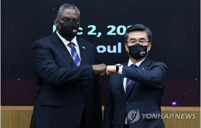 2日、ソウルで開かれたSCMで記念撮影する徐氏（右）とオースティン氏（写真共同取材団）＝（聯合ニュース）