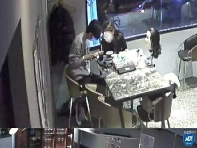 カフェのテーブルに「ヘッドマネキン」…6人席で「パーマ実習」に励む男女が物議に＝韓国（画像提供:wowkorea）