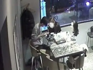 カフェのテーブルに「ヘッドマネキン」…6人席で「パーマ実習」に励む男女が物議に＝韓国