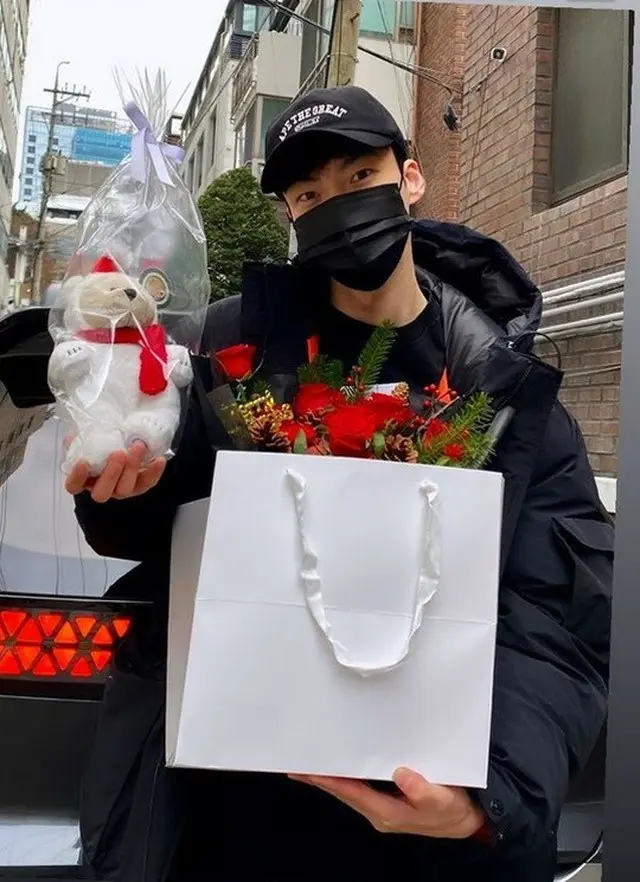 俳優アン・ジェヒョン、花束と人形のプレゼントもらい幸せそうな姿（画像提供:wowkorea）