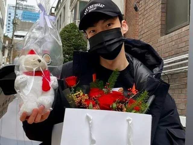 俳優アン・ジェヒョン、花束と人形のプレゼントもらい幸せそうな姿（画像提供:wowkorea）