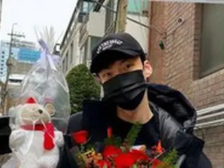 俳優アン・ジェヒョン、花束と人形のプレゼントもらい幸せそうな姿