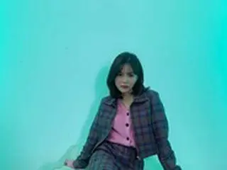 「OH MY GIRL」ヒョジョン、チェック柄ガーリールックでさわやかな魅力発散