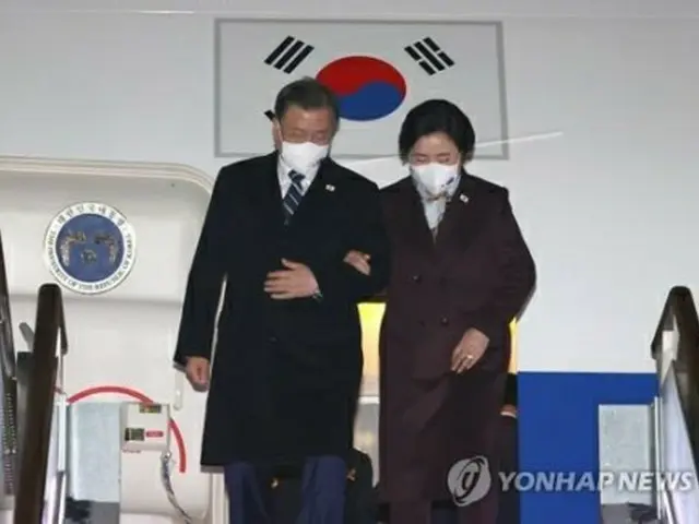 ソウル空港に到着した文大統領夫妻＝１５日、城南（聯合ニュース）