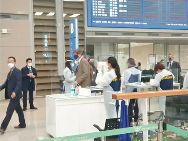 仁川空港から入国したフェルナンデス氏＝１４日、仁川（聯合ニュース）