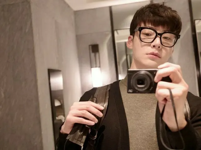 俳優アン・ジェヒョン、黒縁メガネをつけて知的なオーラ満載（画像提供:wowkorea）