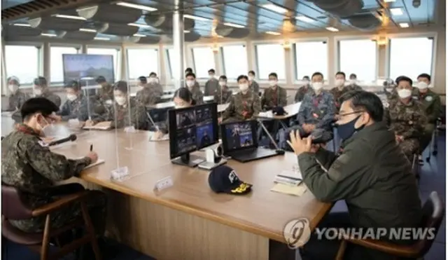 徐旭氏は先月１８日に韓国海軍の練習艦「閑山島」を訪問し、士官候補生と話をした（国防部提供）＝（聯合ニュース）