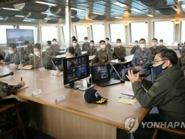 徐旭氏は先月１８日に韓国海軍の練習艦「閑山島」を訪問し、士官候補生と話をした（国防部提供）＝（聯合ニュース）