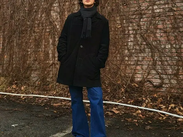 「JANNABI」チェ・ジョンフン、得意のレトロスタイルでGD(BIGBANG)の限定版スニーカーを自慢(画像提供:wowkorea)