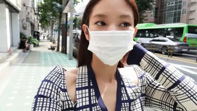 グループ「BLACKPINK」のメンバーJENNIEが路上をランウェイに変えた。（画像提供:wowkorea）