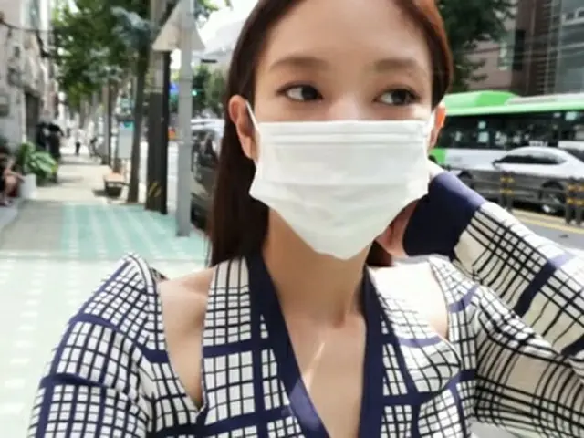 グループ「BLACKPINK」のメンバーJENNIEが路上をランウェイに変えた。（画像提供:wowkorea）